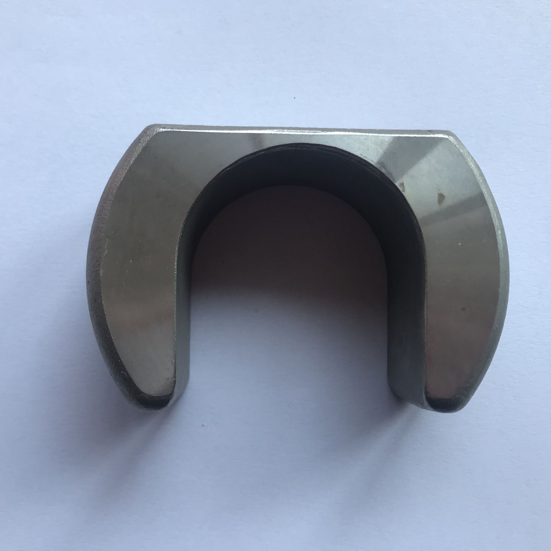 Шта је разлог за раслојавање у љусци од воденог стакленог песка током процеса инвестиционог обликовања?