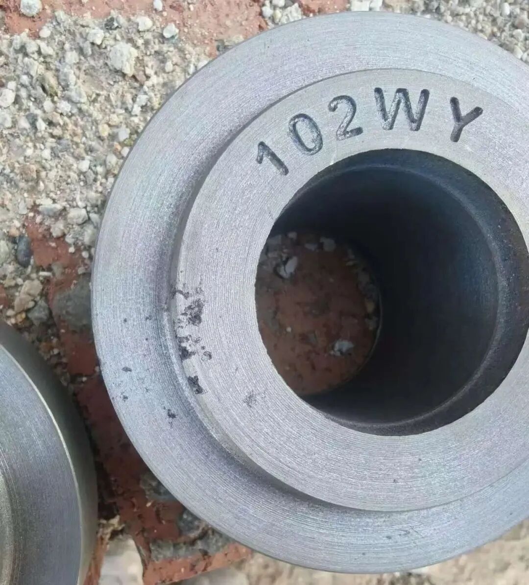 Које су карактеристике дефеката испирања песка у производњи делова од сивог ливеног гвожђа коришћењем зеленог песка? Која је разлика између оштећења ока шљаке?