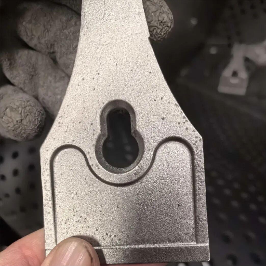 Производња 410 делова од нерђајућег челика са силицијум-солом, тежине 205 грама, са дефектима површинских оксидационих мрља: узроци и решења