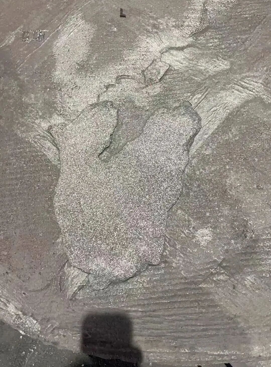 Како се могу отклонити дефекти попут пешчаних бубуљица на горњој површини делова од сивог ливеног гвожђа произведених ливењем у песак смоле?